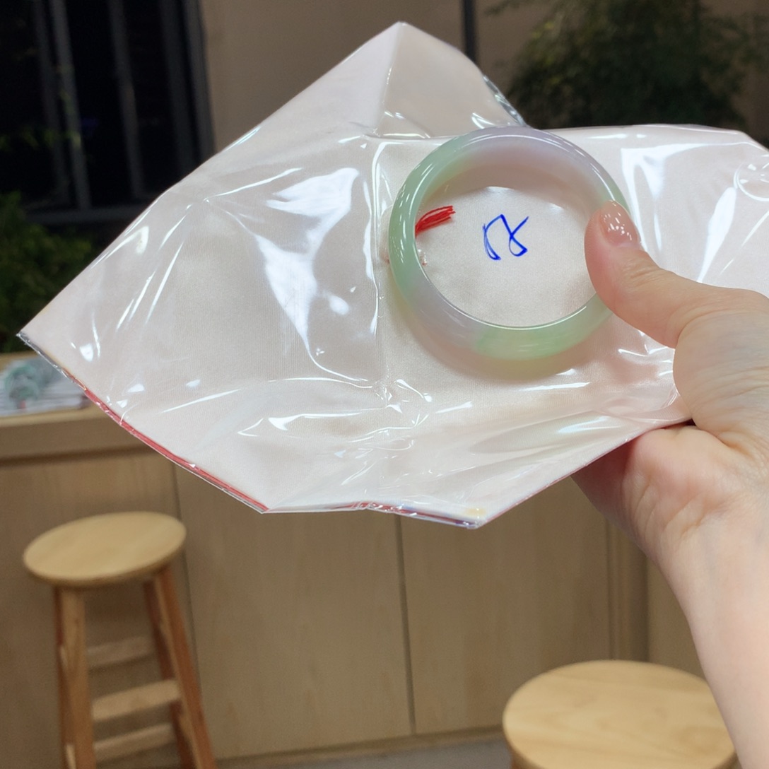 翡翠手镯未镶嵌不退不换