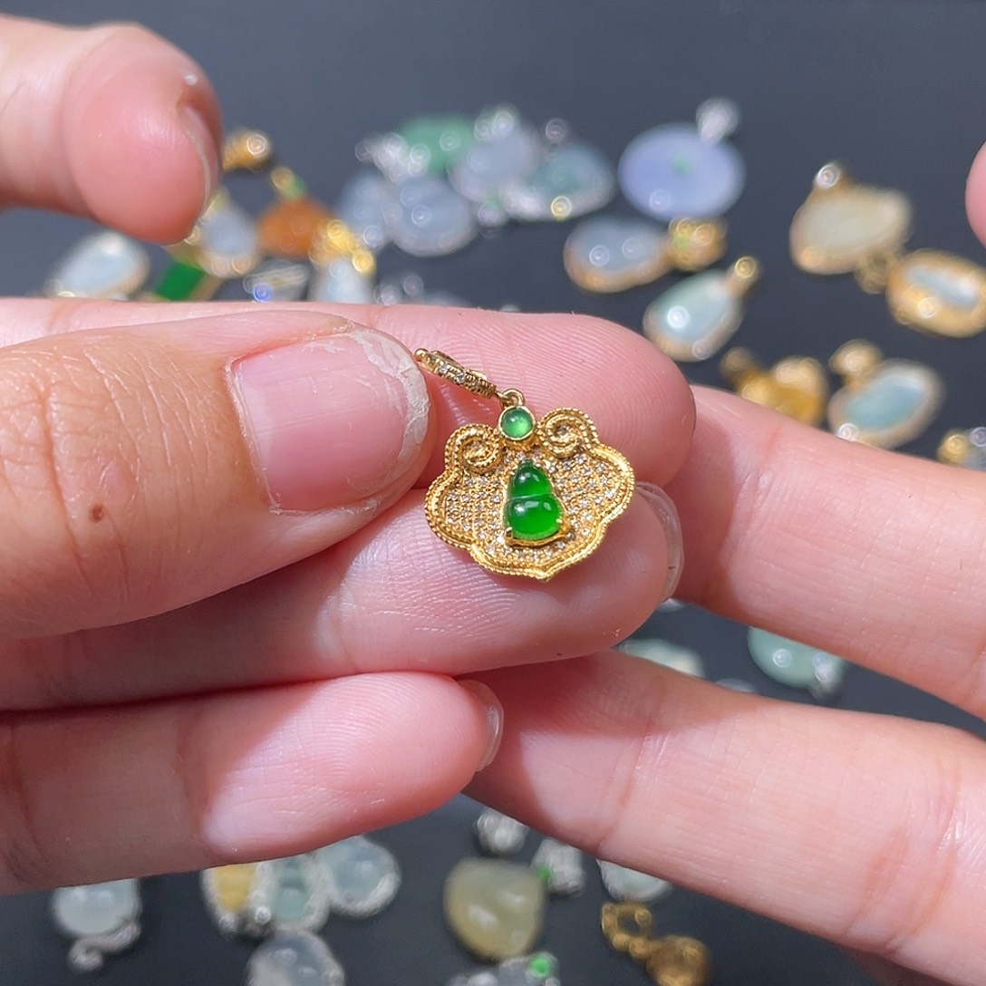 翡翠18K金镶嵌颈饰吊坠