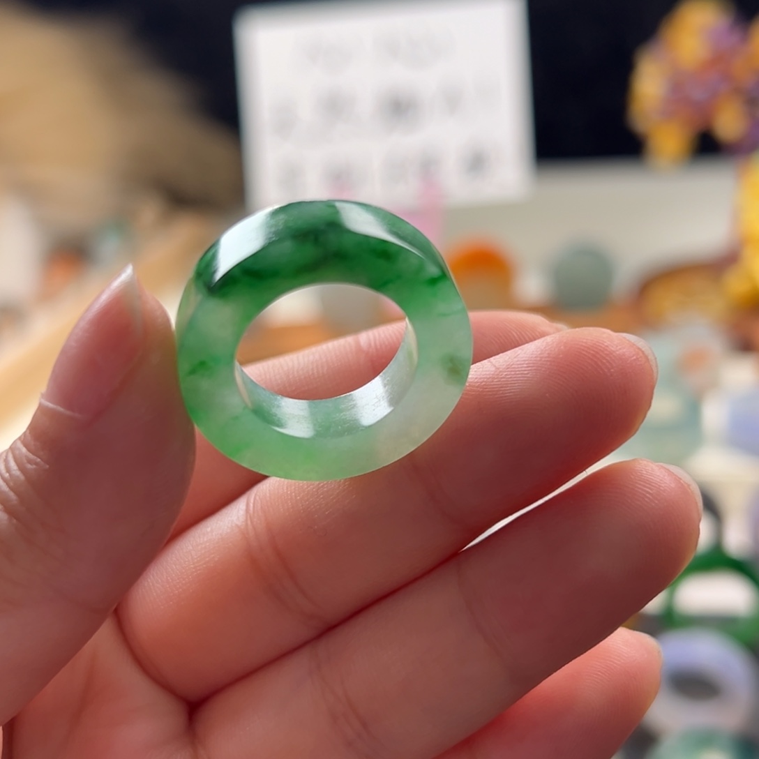 A***霞定制翡翠未镶嵌辣色瑕疵漏