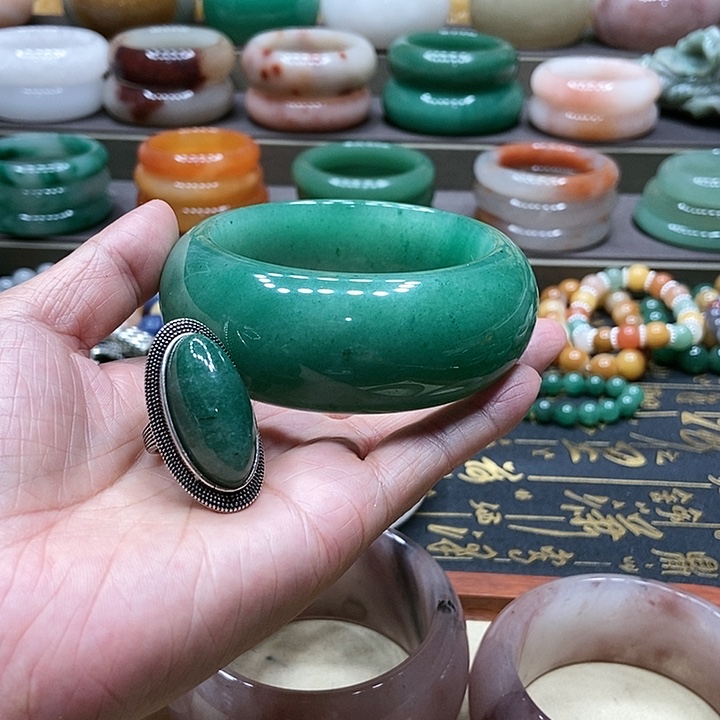 石英质玉未镶嵌颈饰幸*