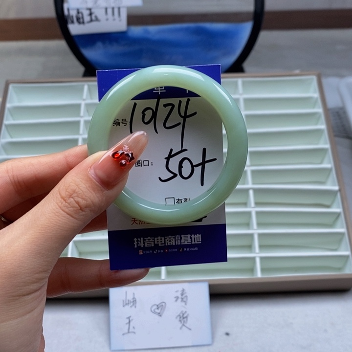 蛇纹石玉手镯未镶嵌