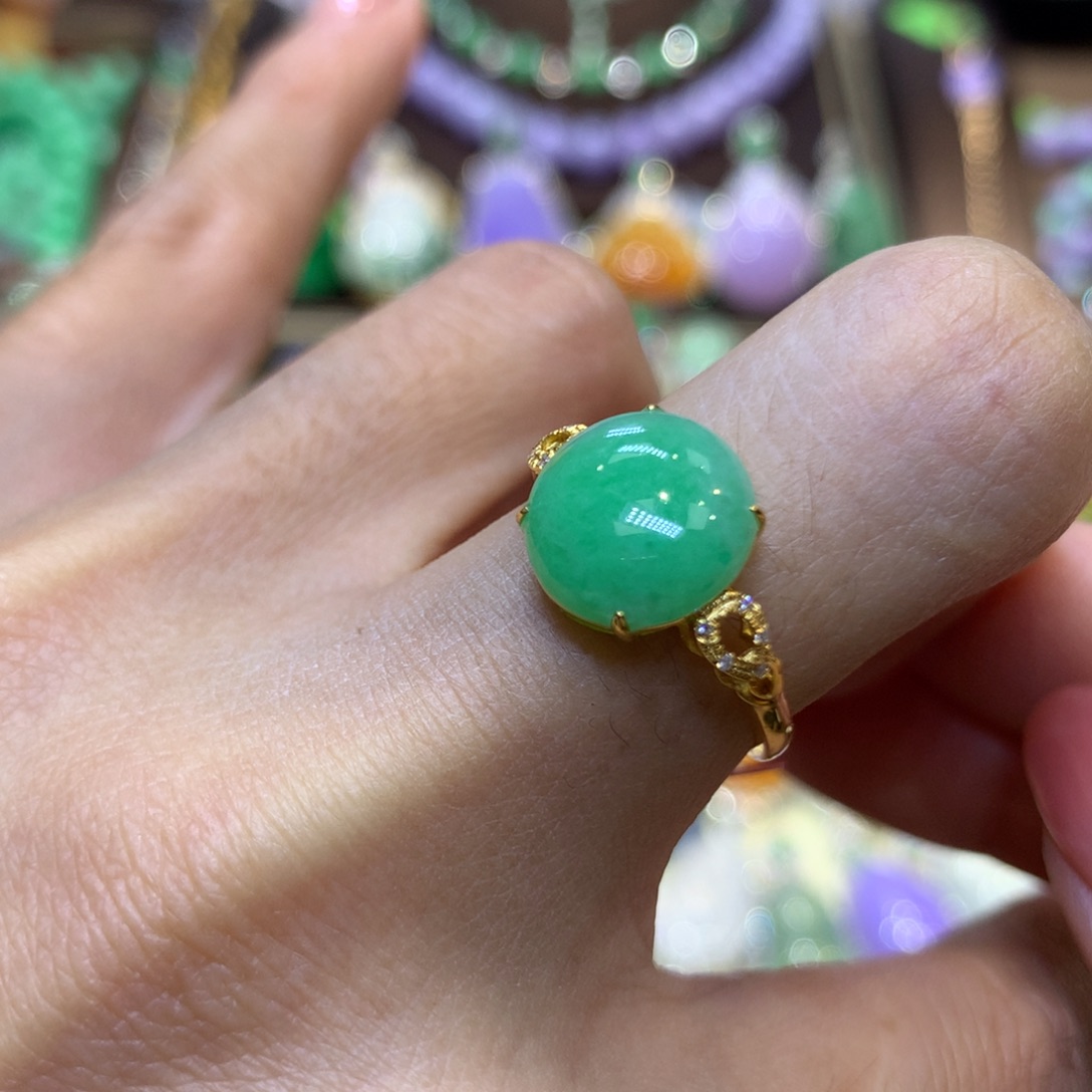 颈饰18K金镶嵌翡翠