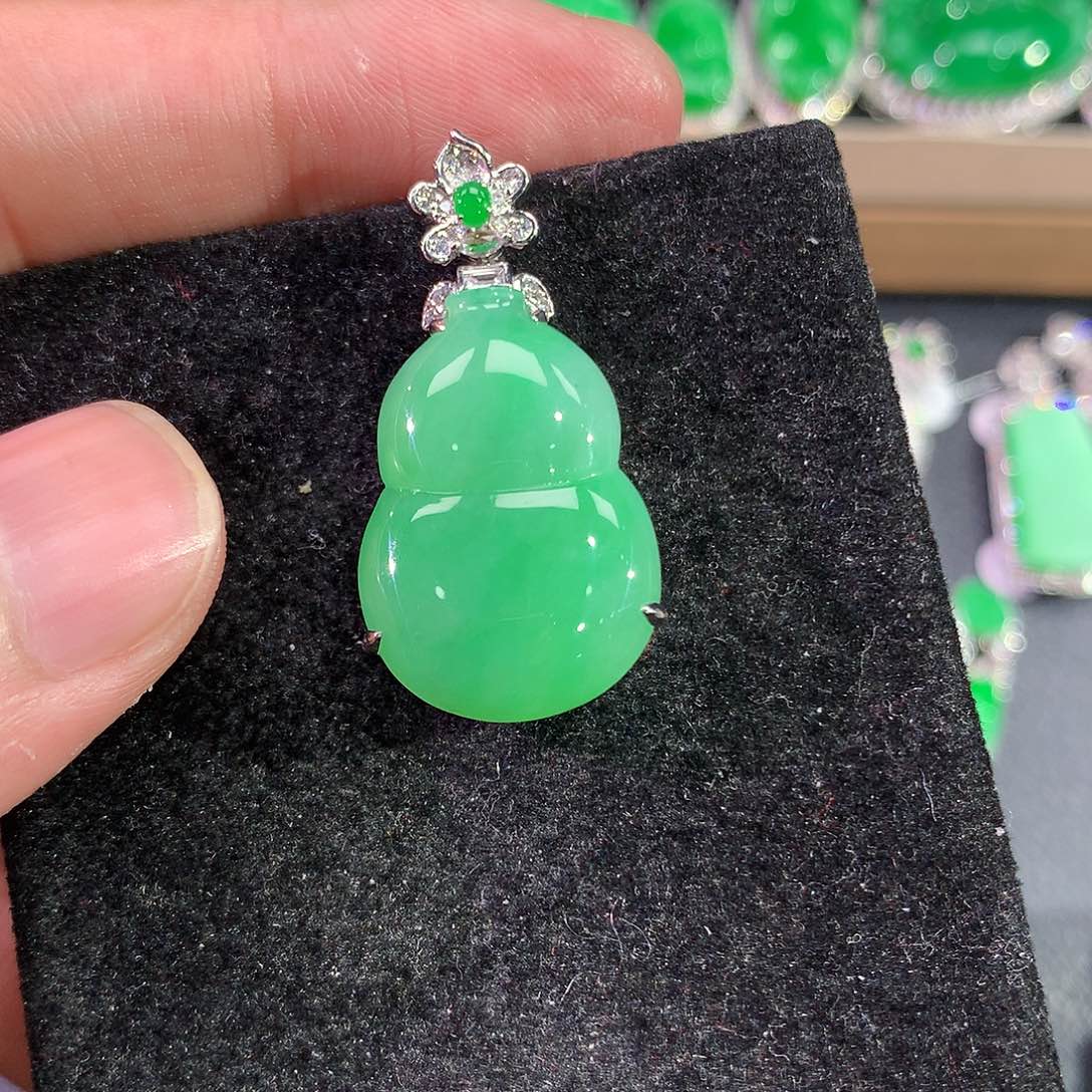 翡翠吊坠(赠链)18K金镶嵌