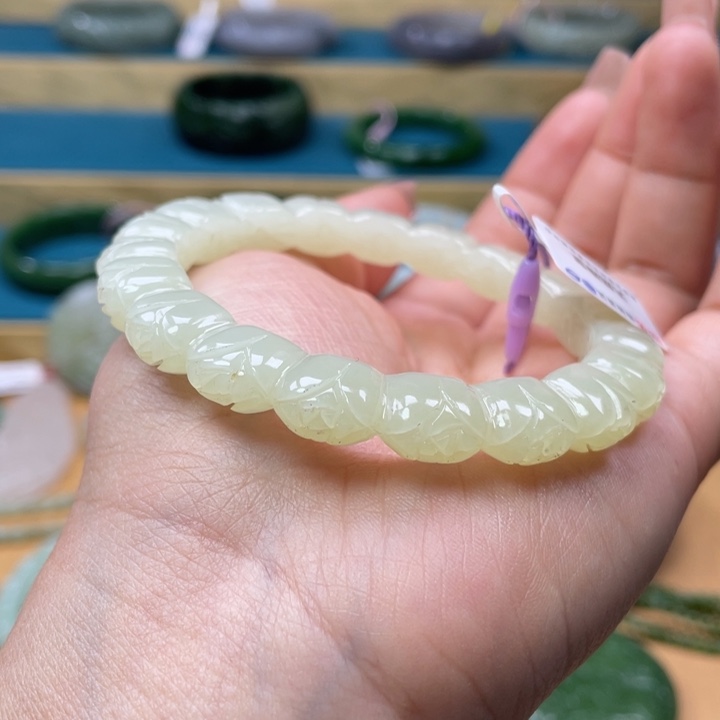 和田玉手镯57圈口。编号16未镶嵌