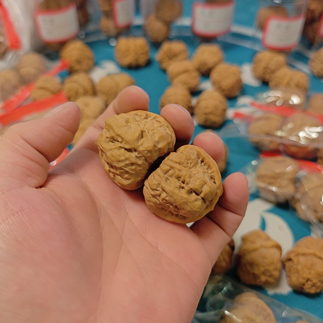 陆***.文玩核桃蛤蟆头三七加