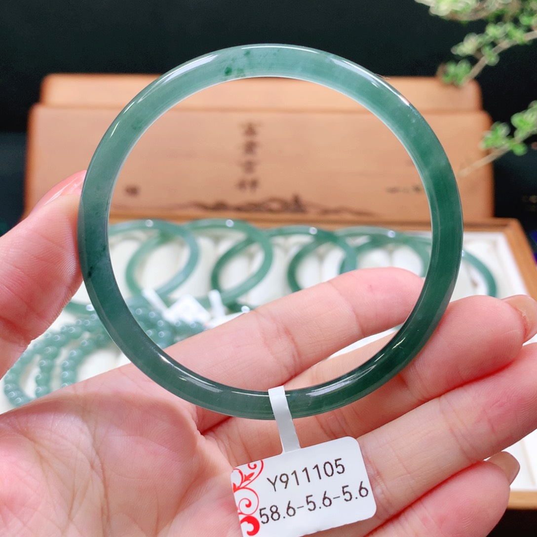翡翠手镯未镶嵌天然