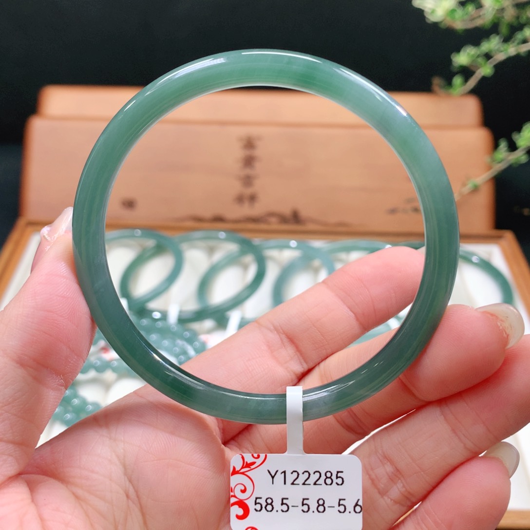 翡翠手镯未镶嵌天然