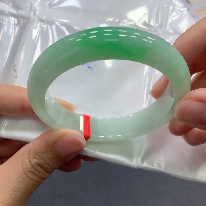 翡翠手镯未镶嵌翡翠