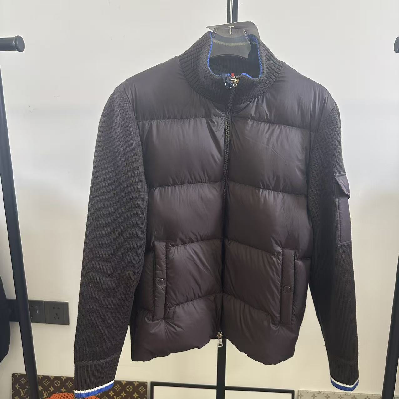 B 潮流保暖立领拼接羽绒服 (断码) G袖子老花拼接