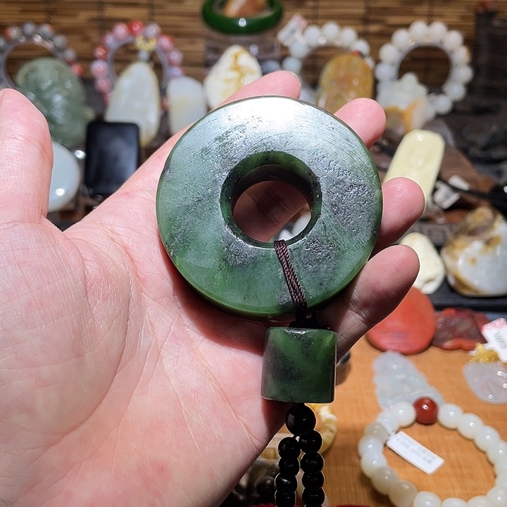 颈饰未镶嵌和田玉吊坠