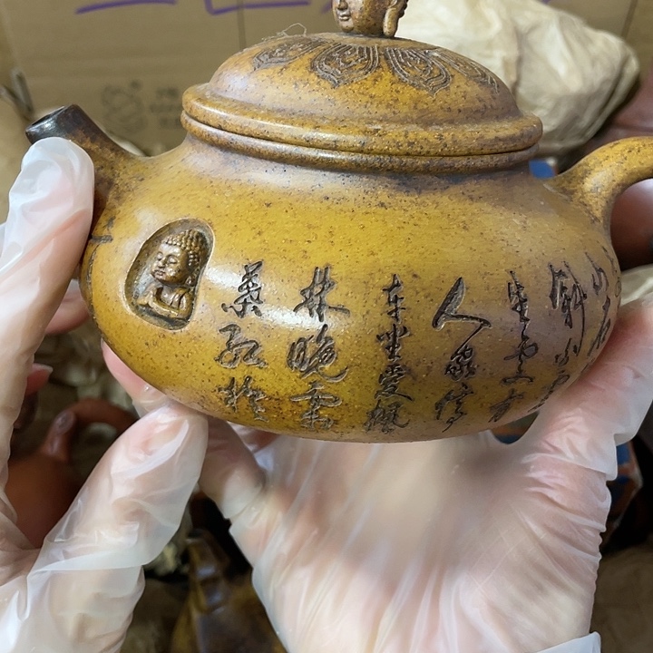 紫砂茶壶矿泥料，手工制作的一把紫砂壶。