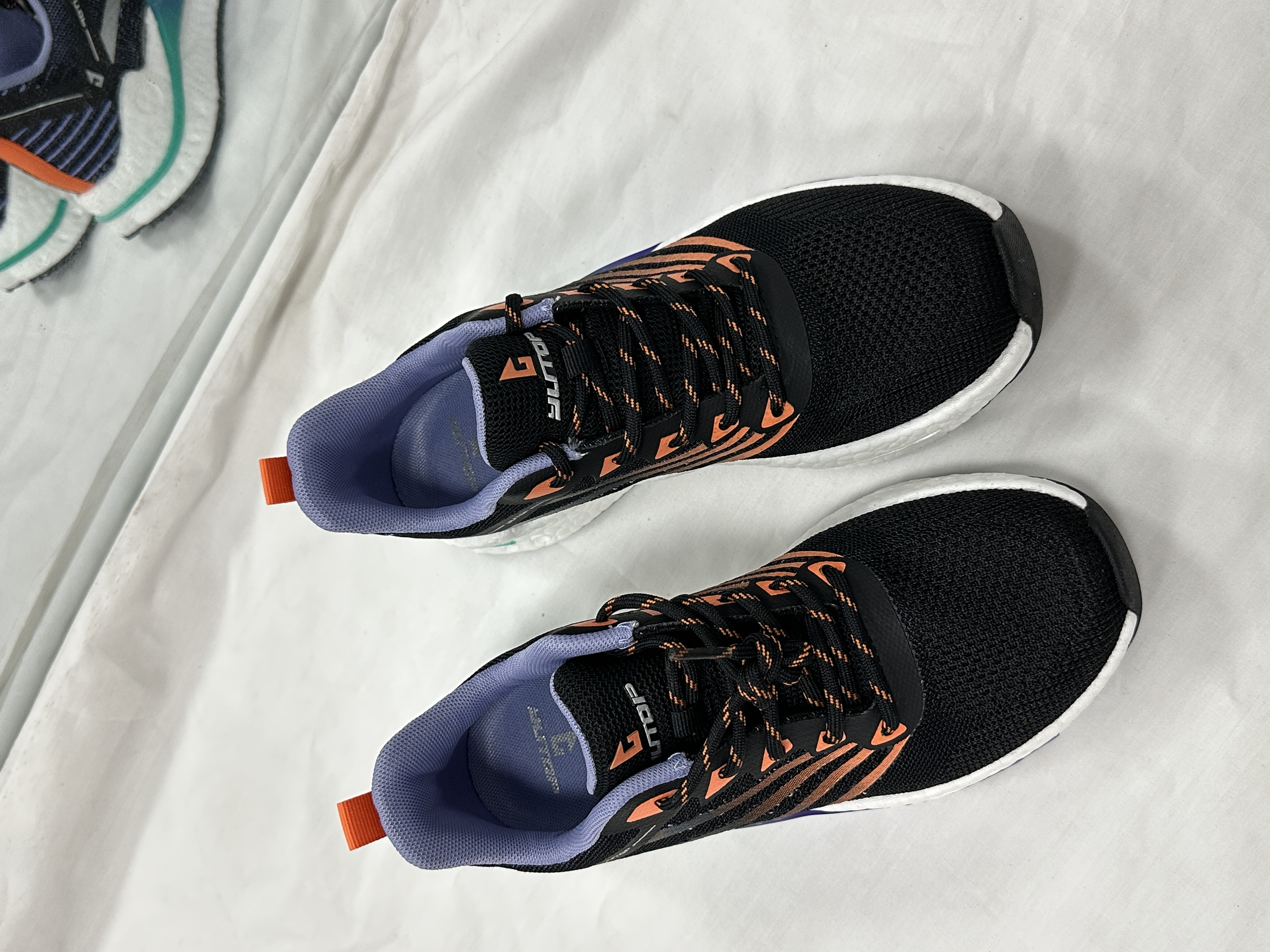 防滑轻便缓震休闲鞋强化避震缓冲男鞋刺绣系带