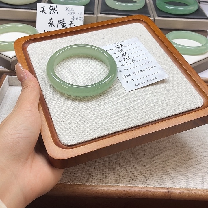 小***）石英质玉未镶嵌手镯