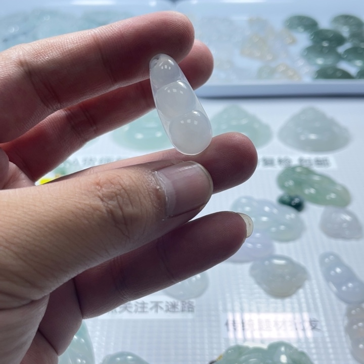 翡翠未镶嵌颈饰豆子