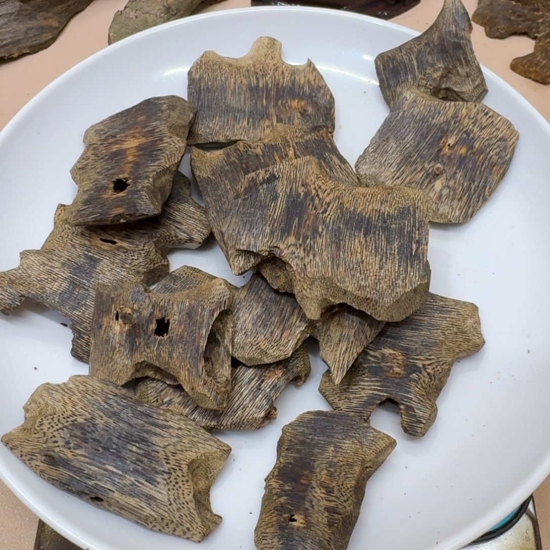 沉香碎屑沉香海南透顶绿块料101克