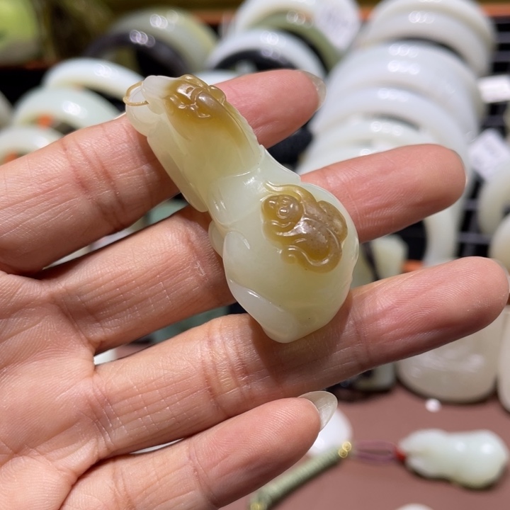 颈饰未镶嵌和田玉（糖玉）