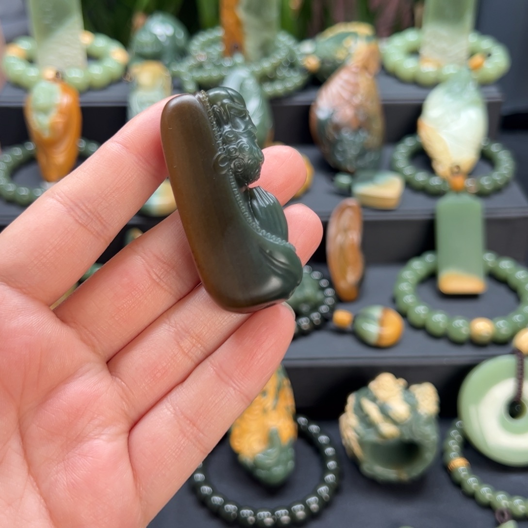 ****。岫岩河磨玉（透闪石质玉）未镶嵌颈饰