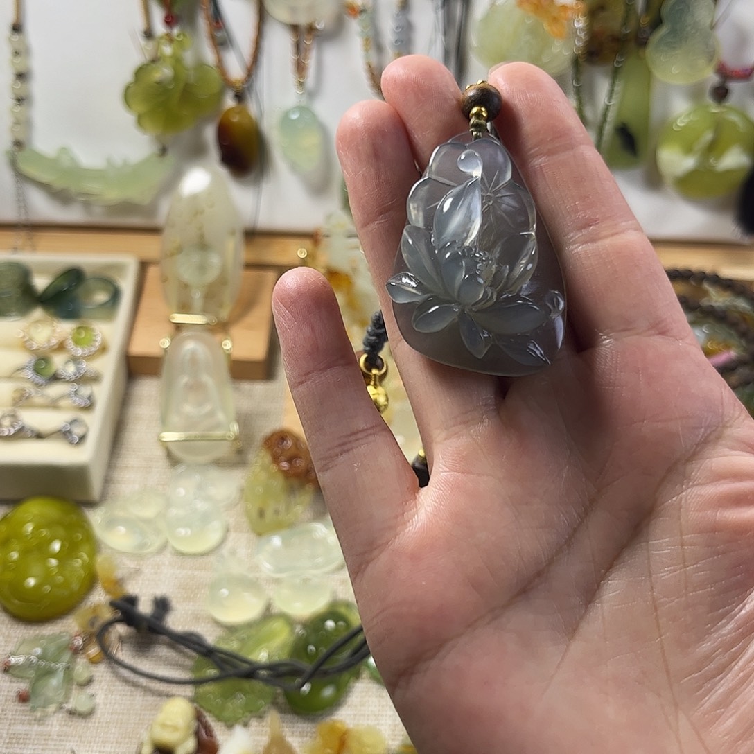 胡***极蛇纹石玉未镶嵌颈饰