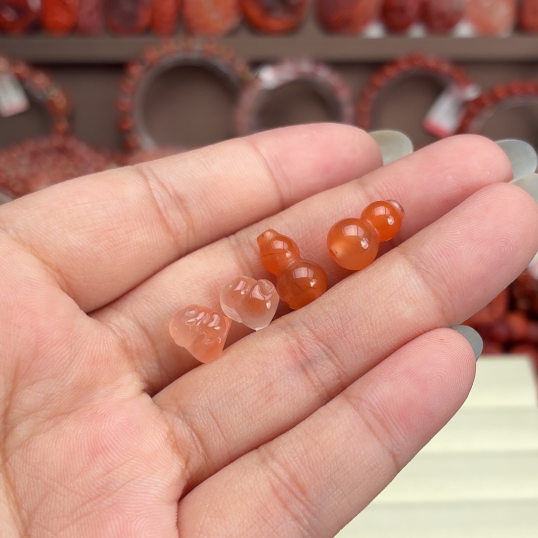 小***_南红玛瑙未镶嵌颈饰葫芦一对爱心兔一对