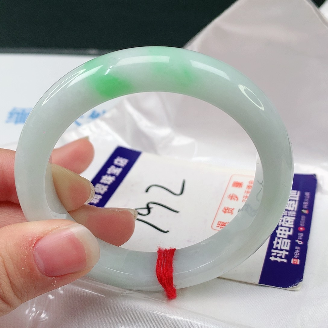 翡翠手镯未镶嵌翡翠