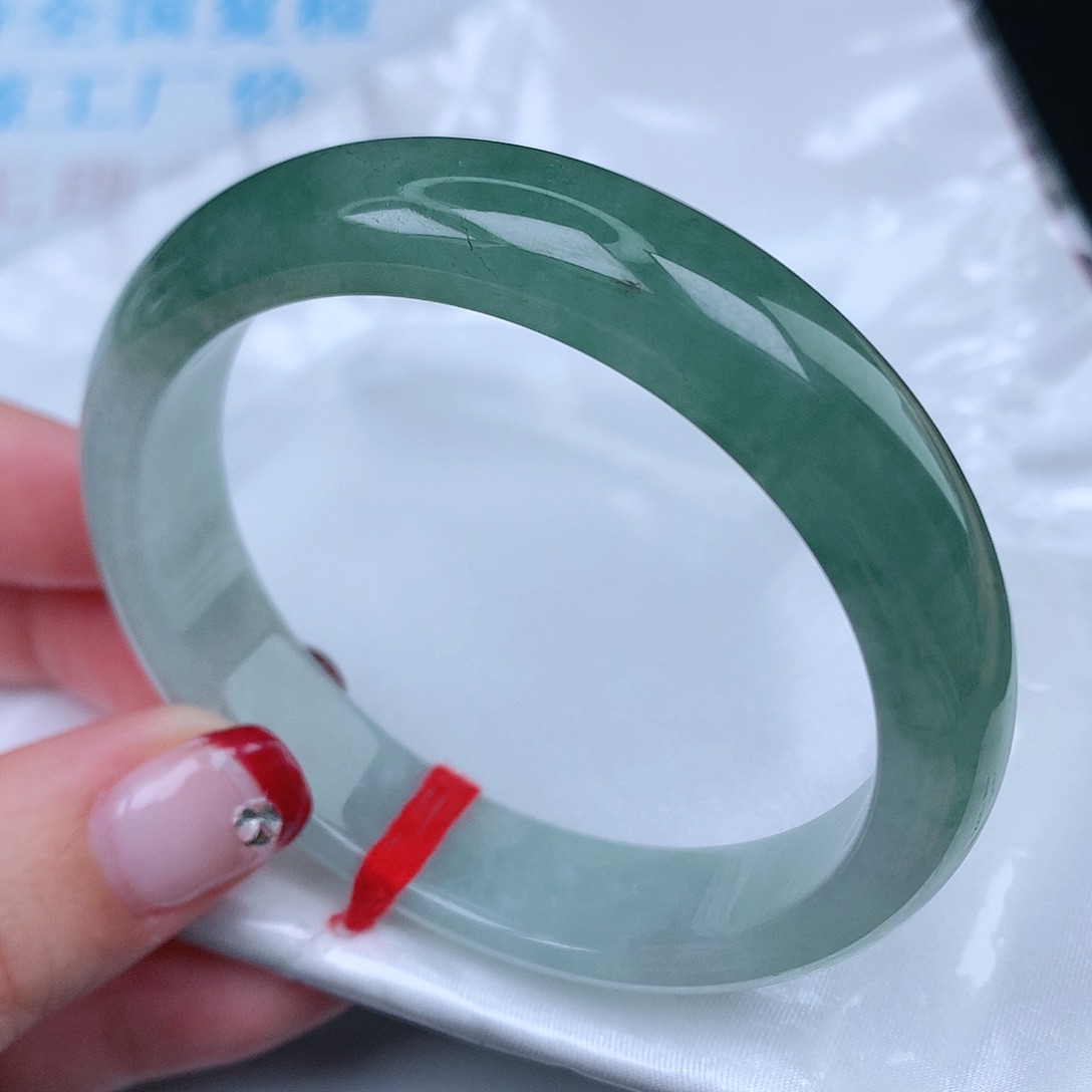 翡翠手镯未镶嵌好*。