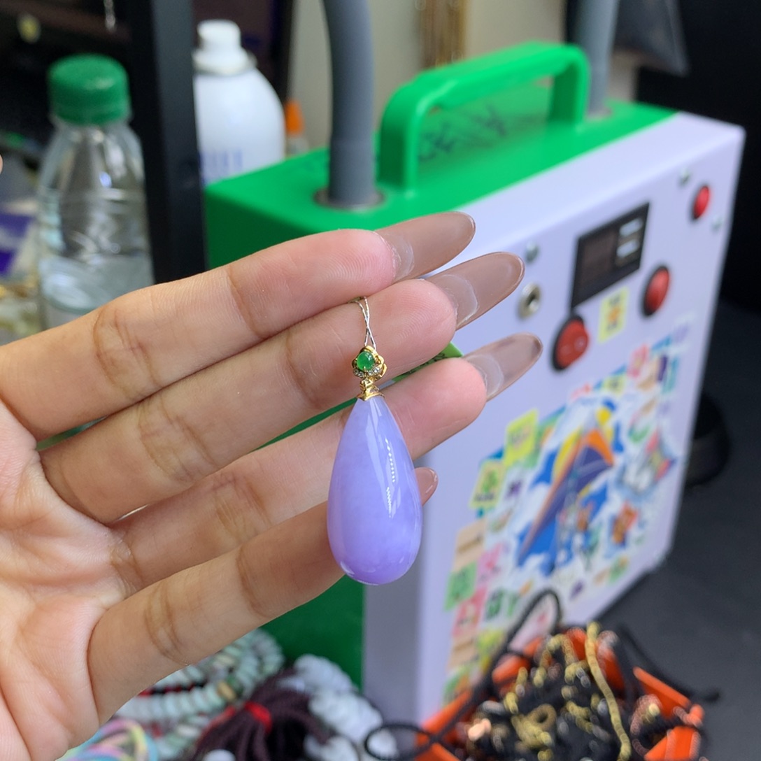 暖***豆翡翠18K金镶嵌颈饰