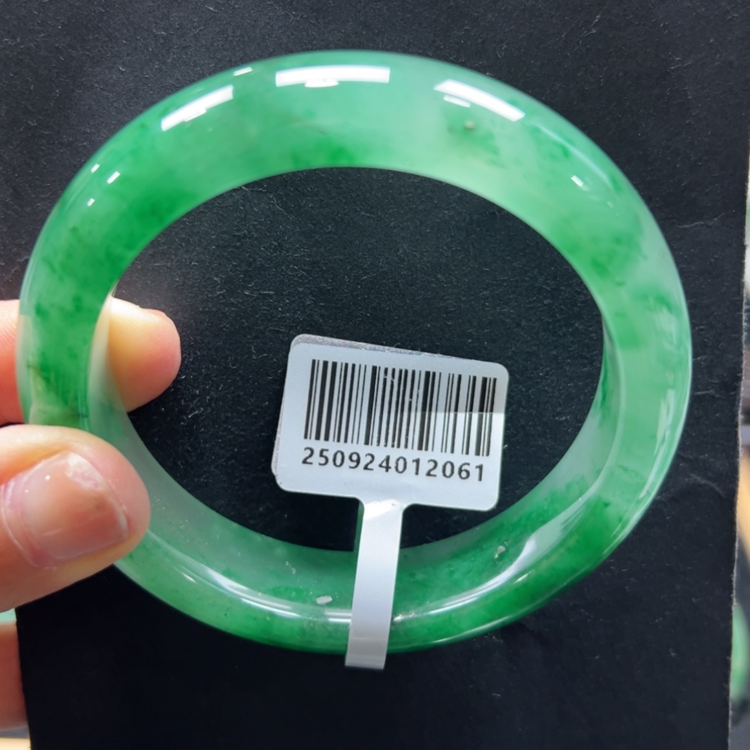 燕***子石英质玉未镶嵌手镯