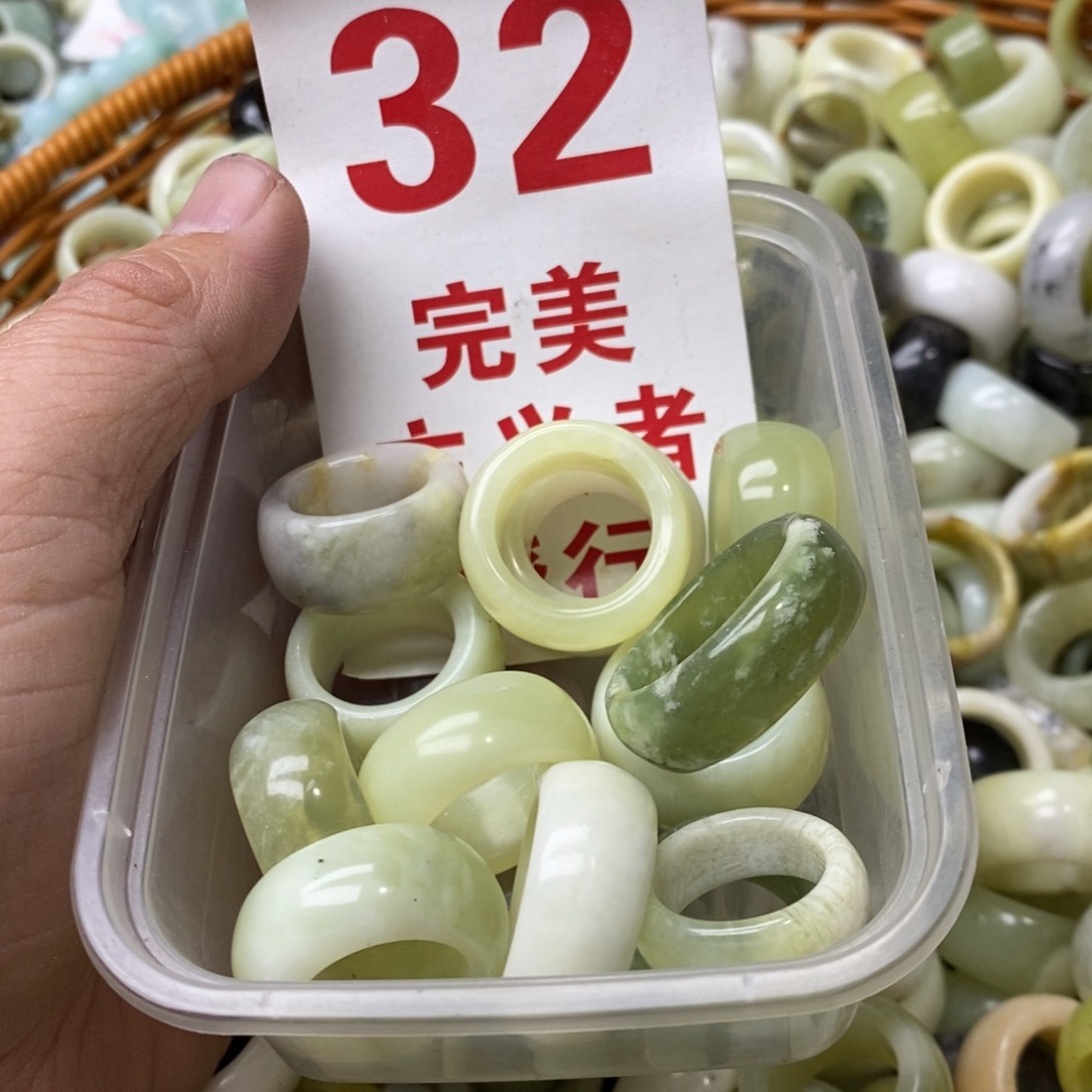 蛇纹石玉挂坠未镶嵌