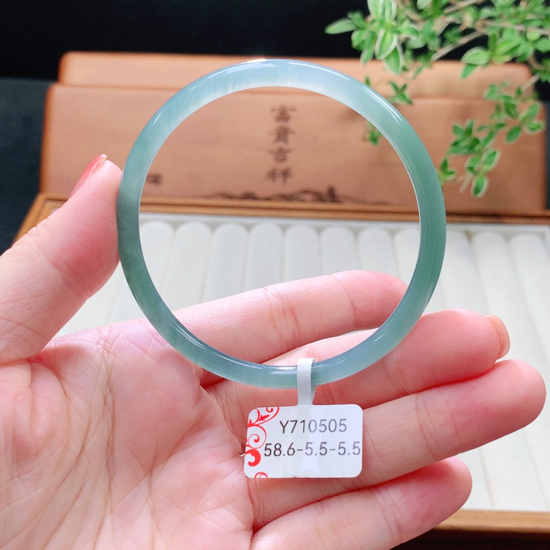 未镶嵌手镯（圆镯）翡翠