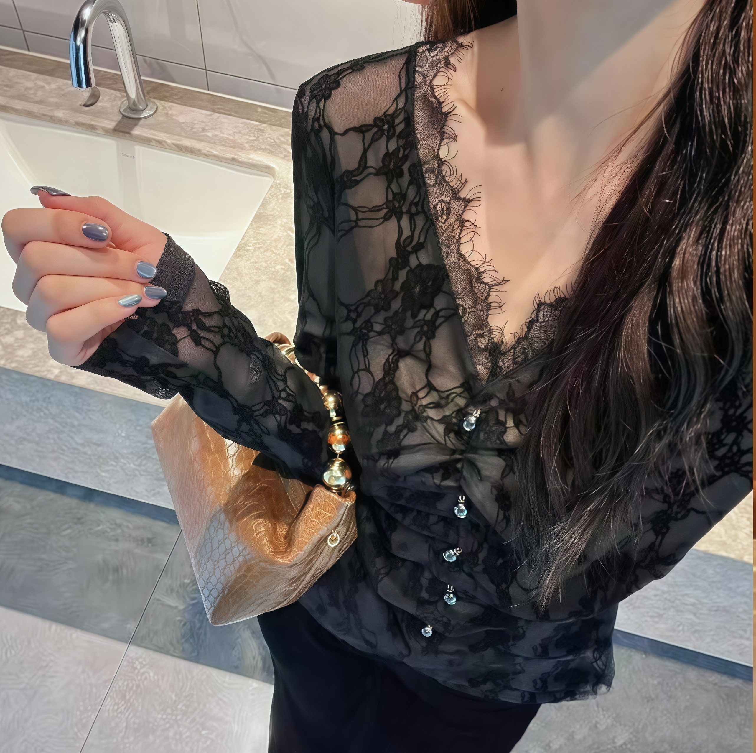 2025新款纯欲法式高级感欧货时尚洋气内搭微透性感V领蕾丝衫小衫