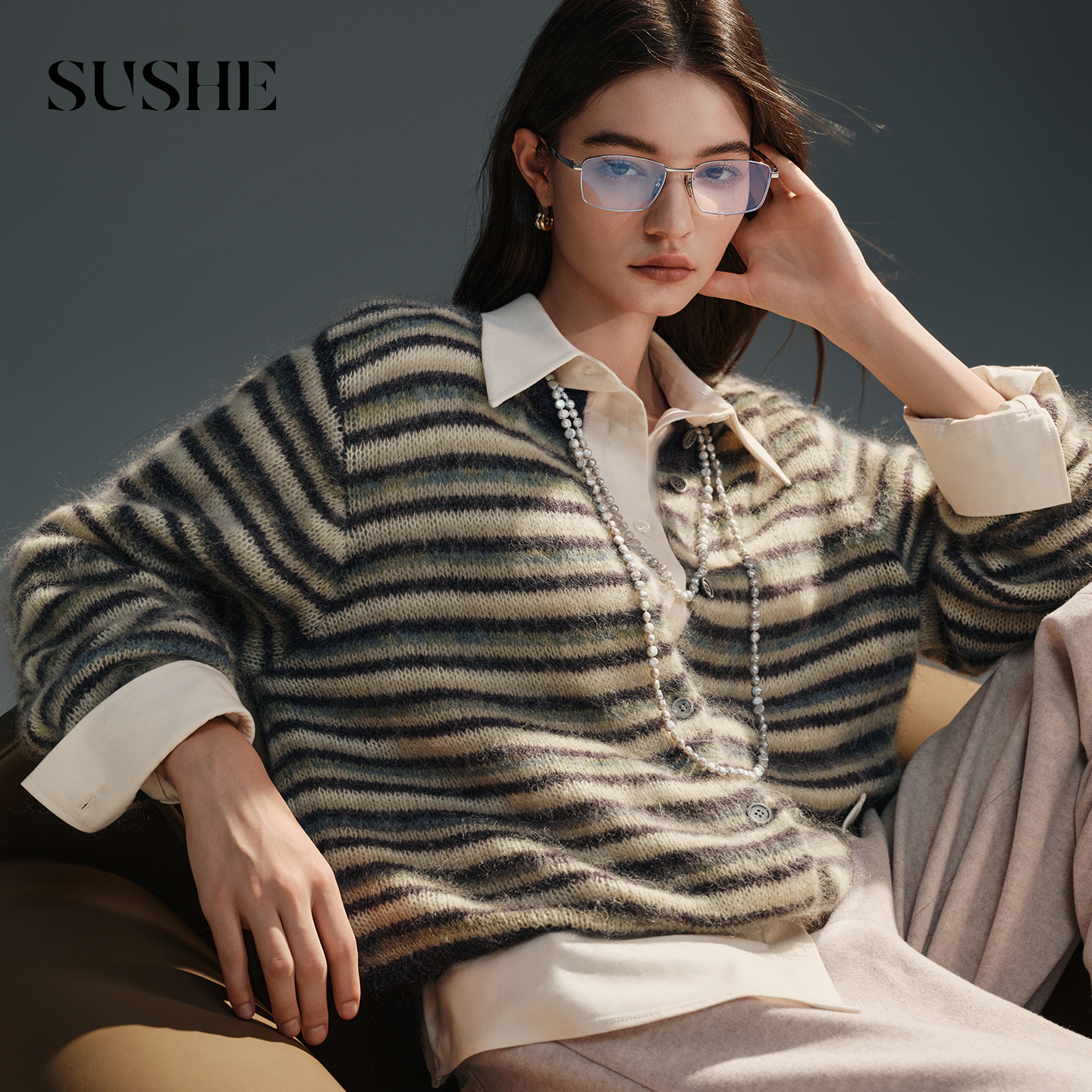 束皙SUSHE 悠彩 松弛感 撞色条纹马海羊毛落肩宽松弹力毛衣开衫女