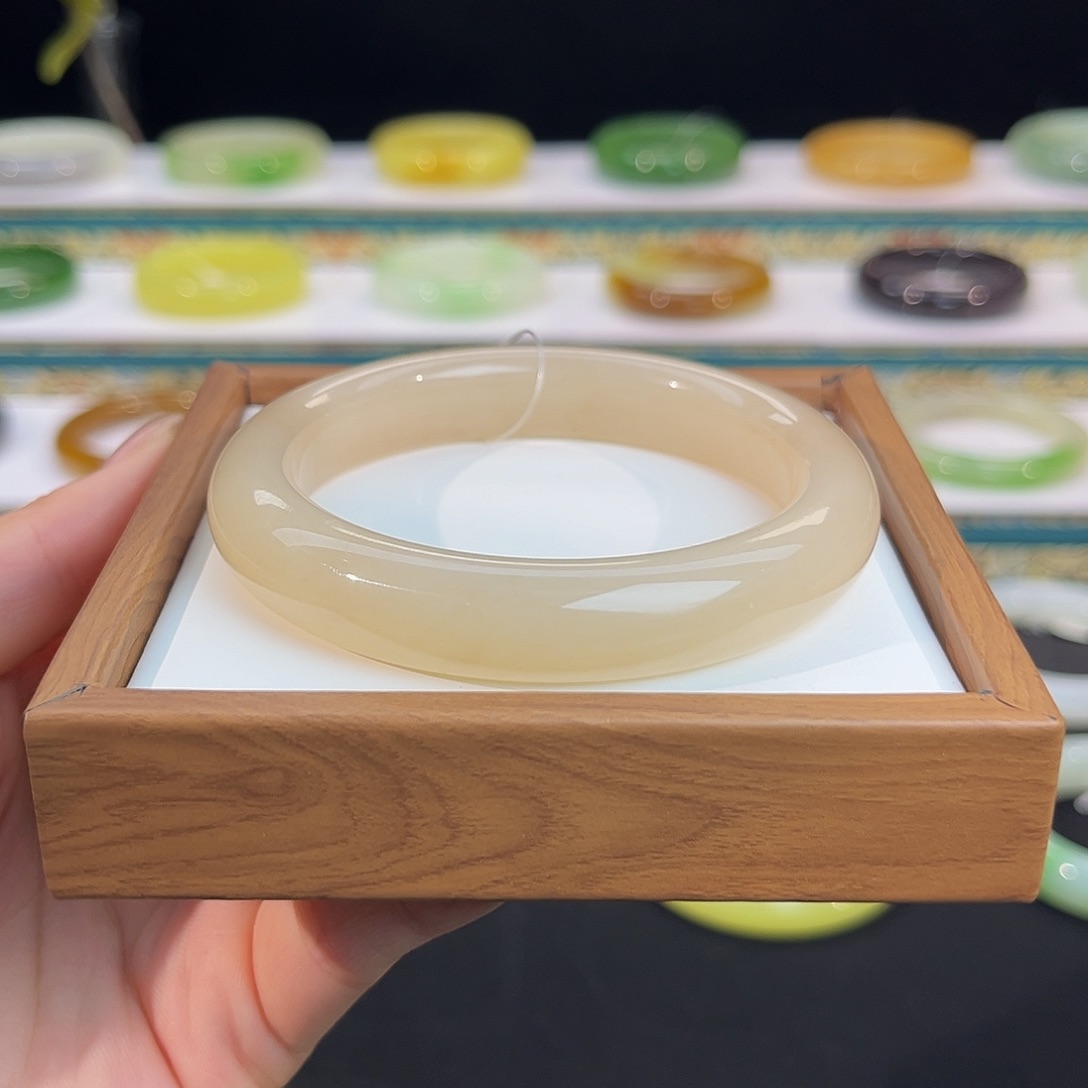 未镶嵌手镯和田玉浓郁肉红粉