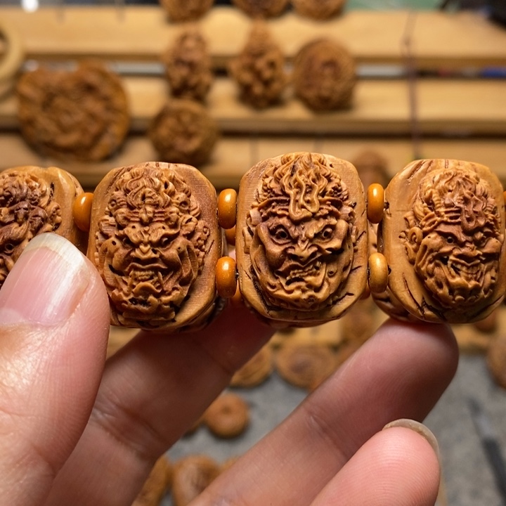 桃核雕刻不动明王手牌