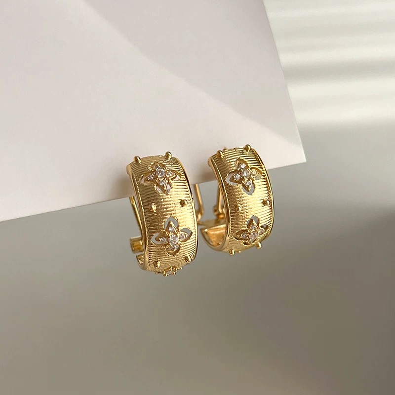 铜合金耳饰 AL7052 轻奢感镂空四叶花满镶中古风拉丝耳环