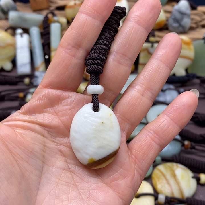 蛇纹石玉未镶嵌颈饰