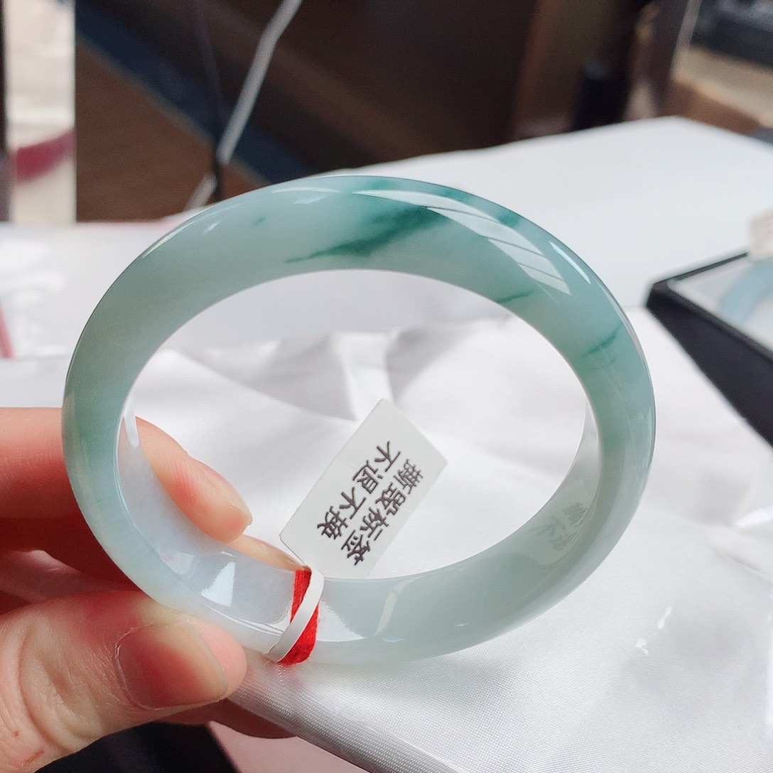 翡翠手镯未镶嵌天然翡翠A货