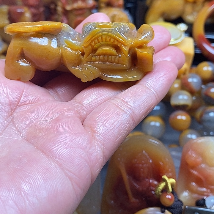 嘚***嘚石英质玉（黄龙玉）合金颈饰