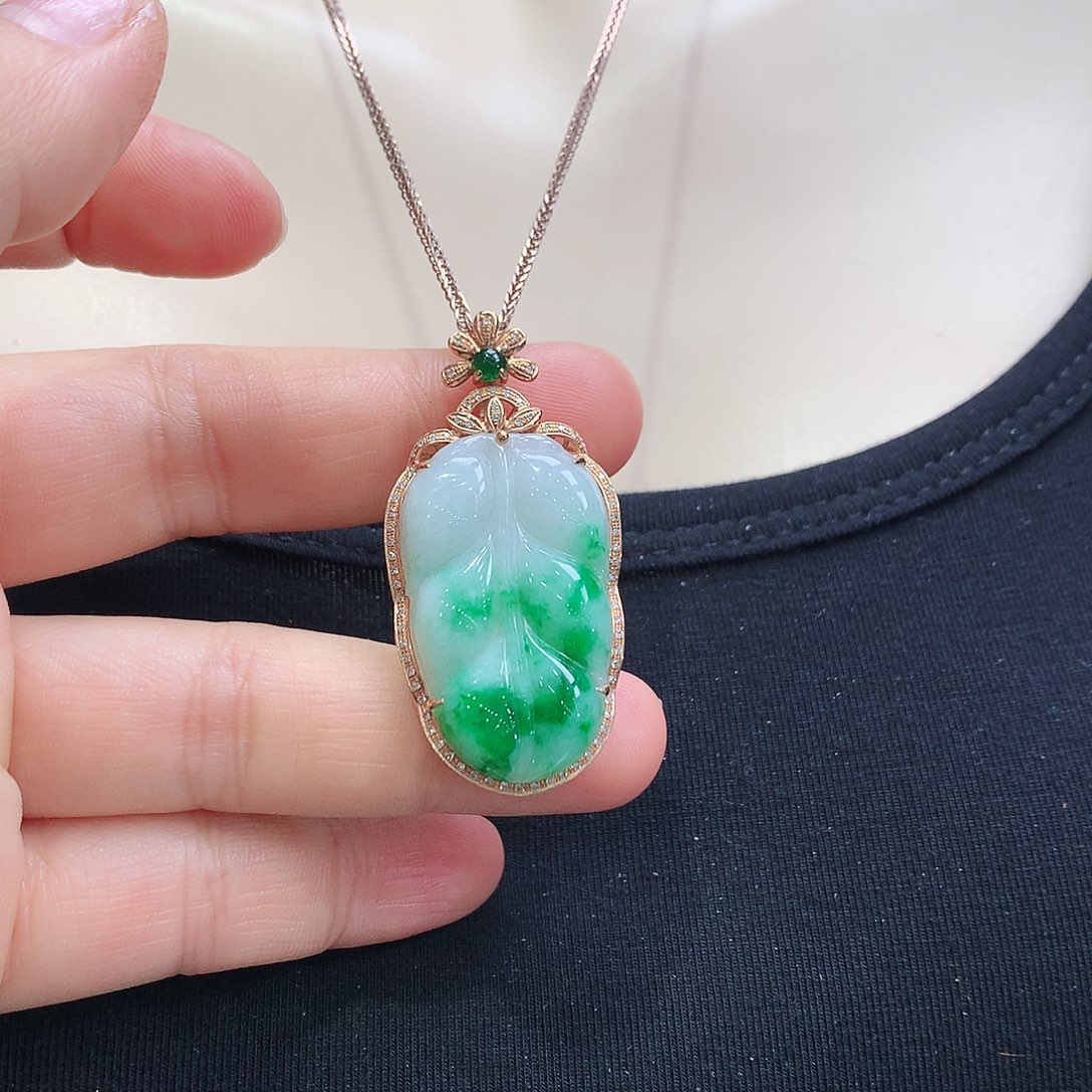 翡翠颈饰18K金镶嵌莲**事叶子