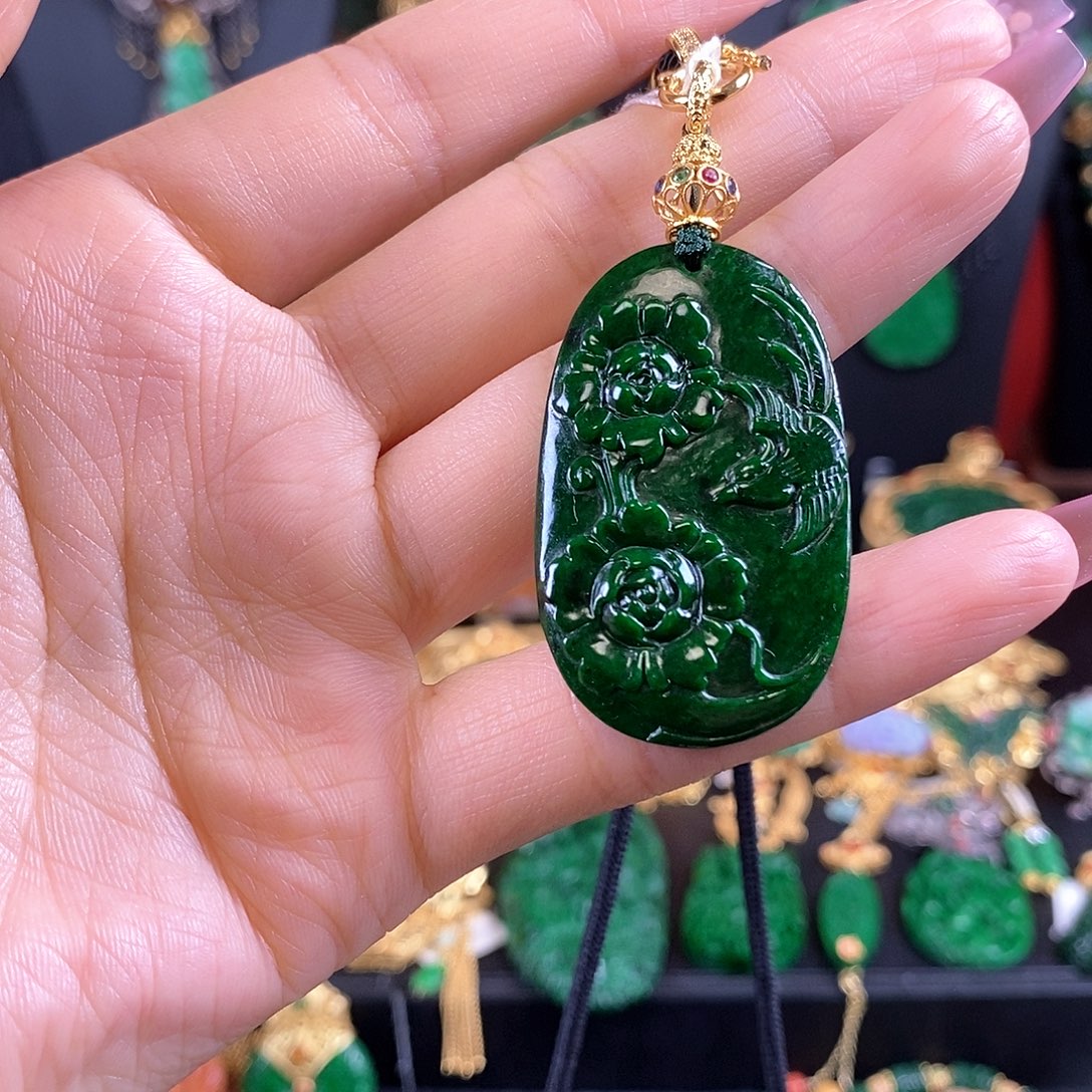 翡翠未镶嵌套链吊坠