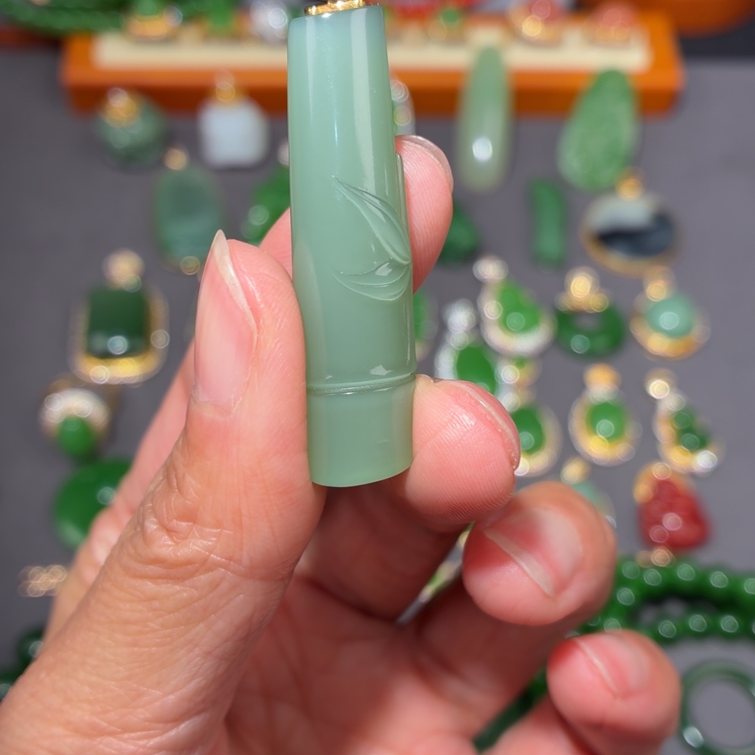 用***2和田玉18K金镶嵌颈饰