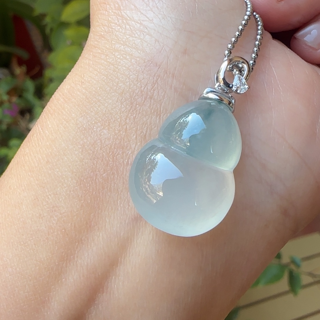 翡翠18K金镶嵌颈饰飘花胖葫芦