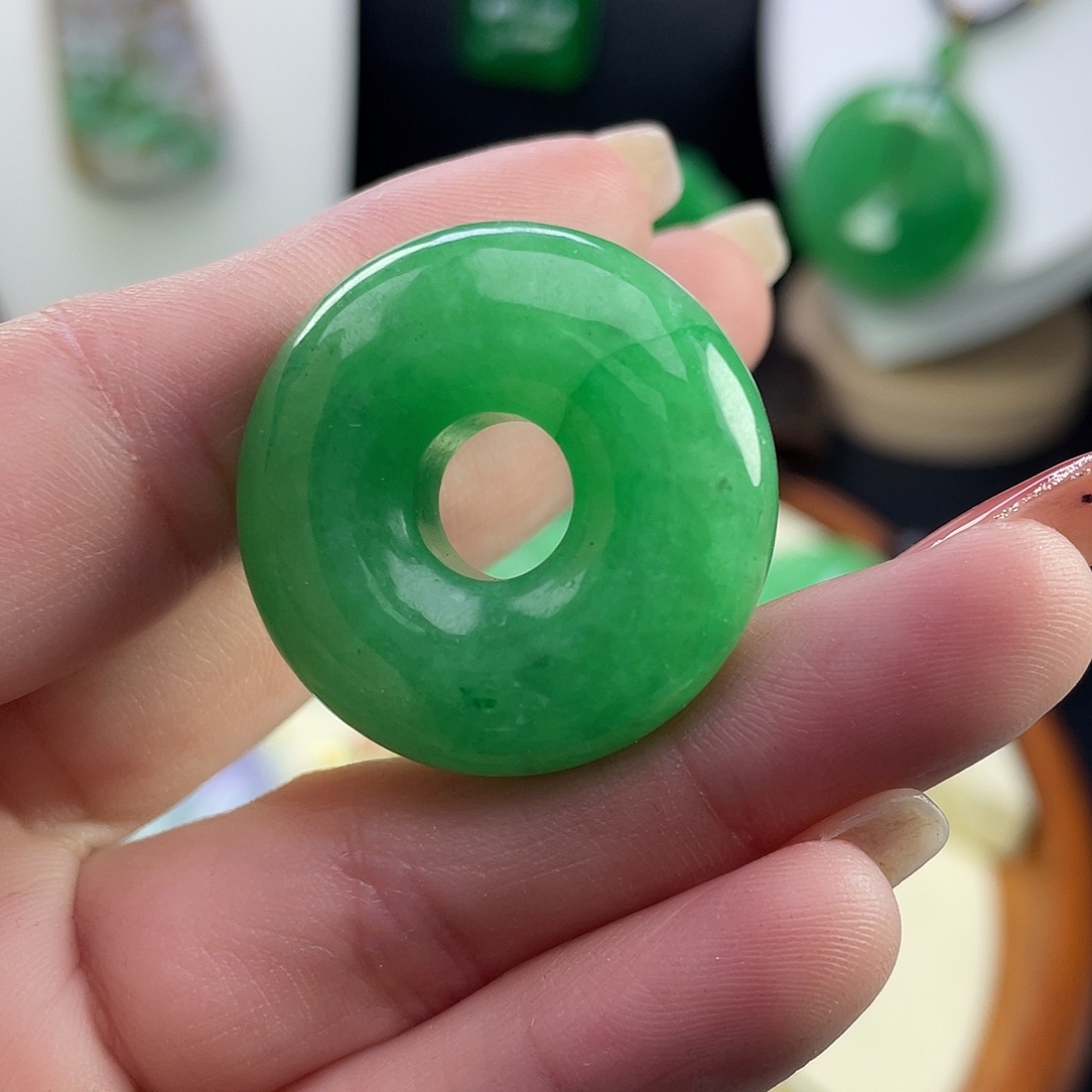 翡翠未镶嵌吊坠(赠链)