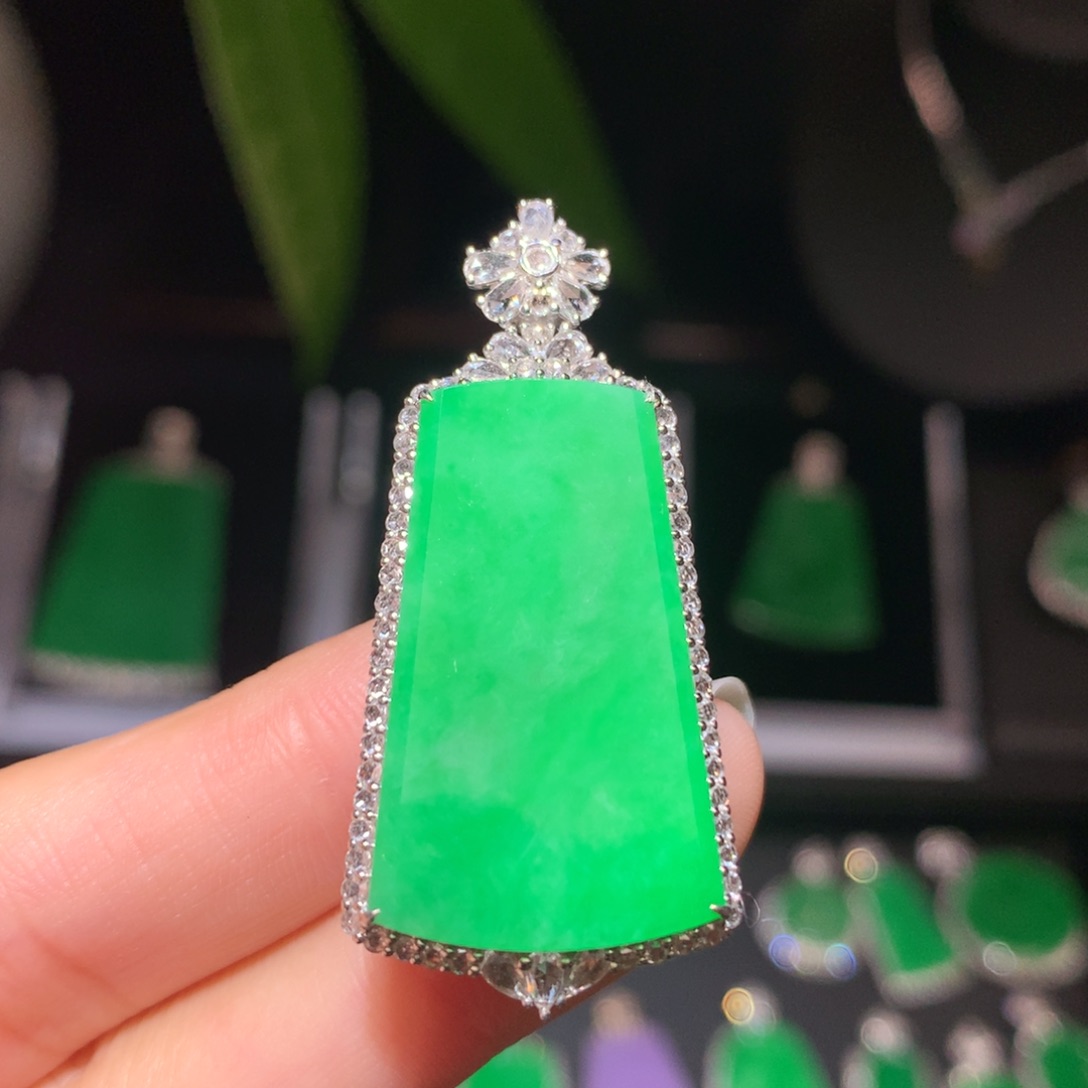 翡翠颈饰18K金镶嵌翡翠