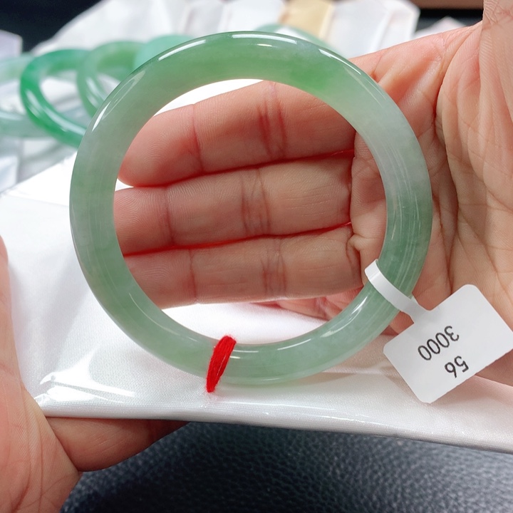 翡翠手镯未镶嵌5656565656