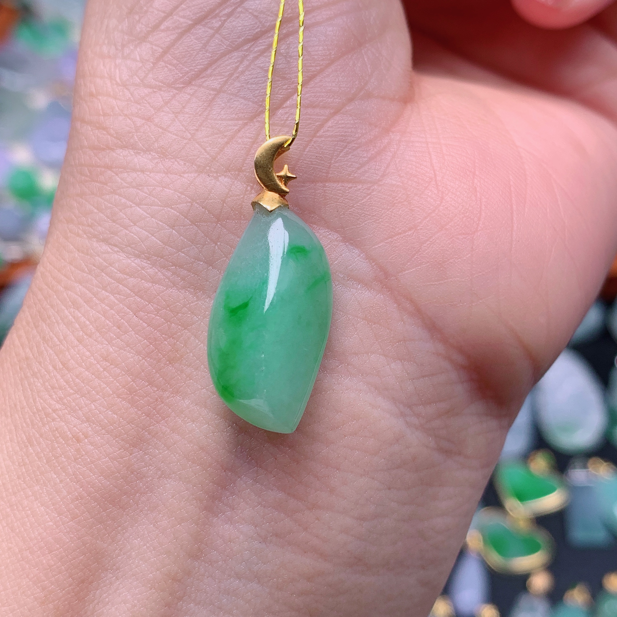 缅甸天然A货翡翠，飘绿随形 编号9/1225尺22-11-7