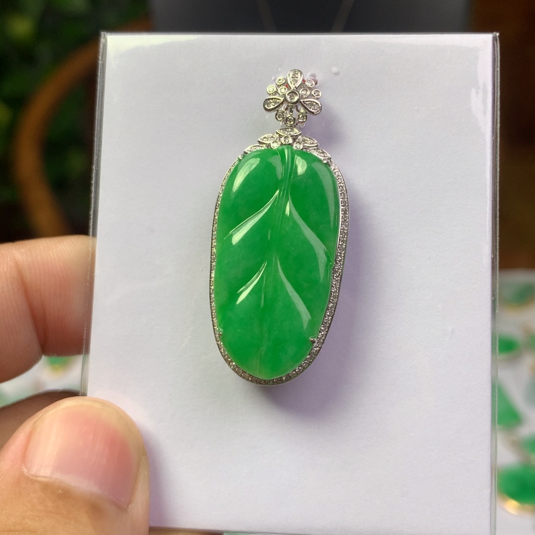 颈饰18K金镶嵌翡翠