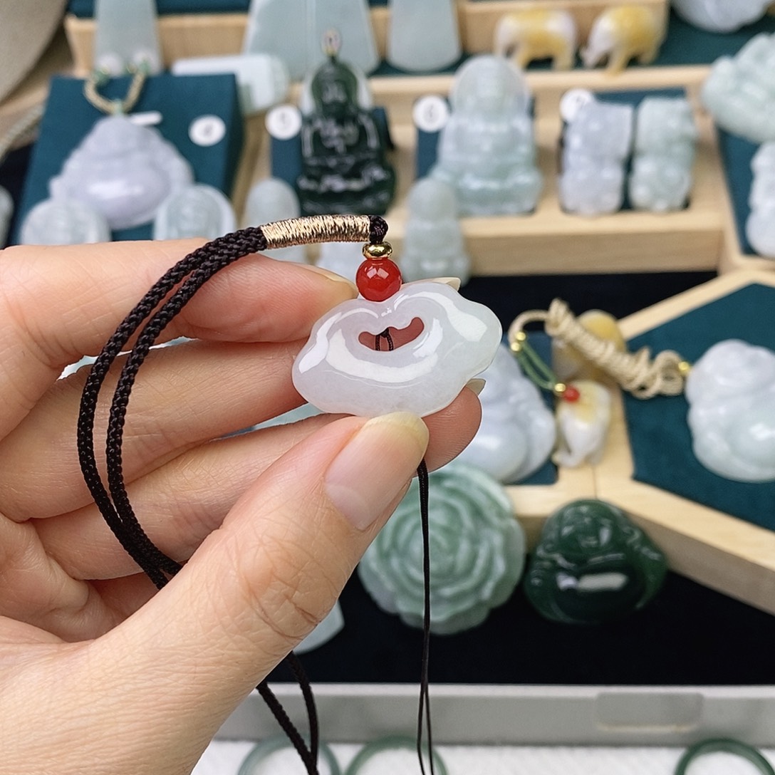 翡翠未镶嵌颈饰锁 