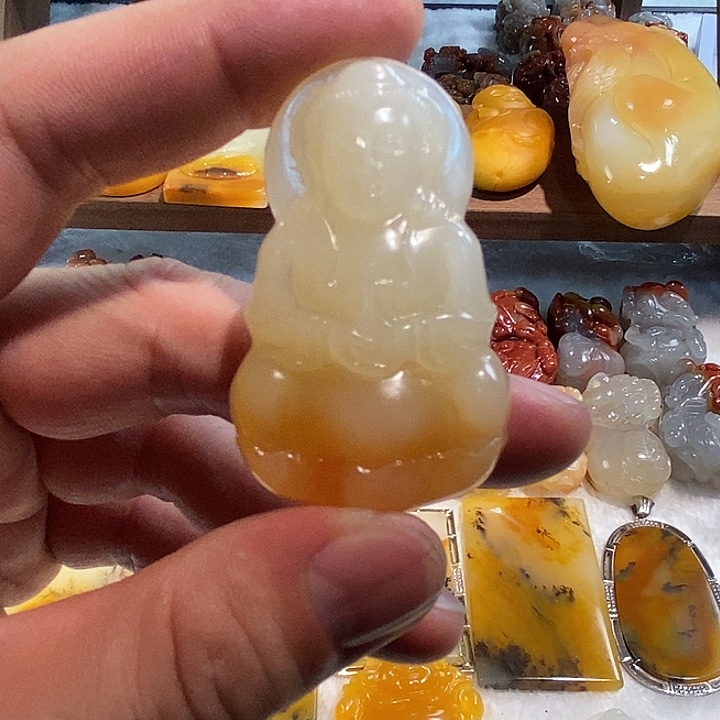 石英质玉（黄龙玉）未镶嵌颈饰挂件