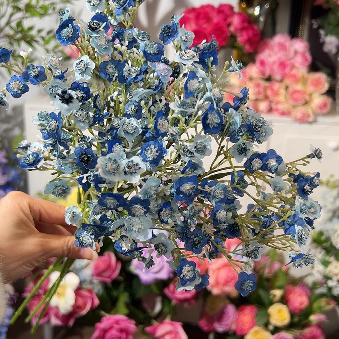 3枝蓝色满天星花花。       