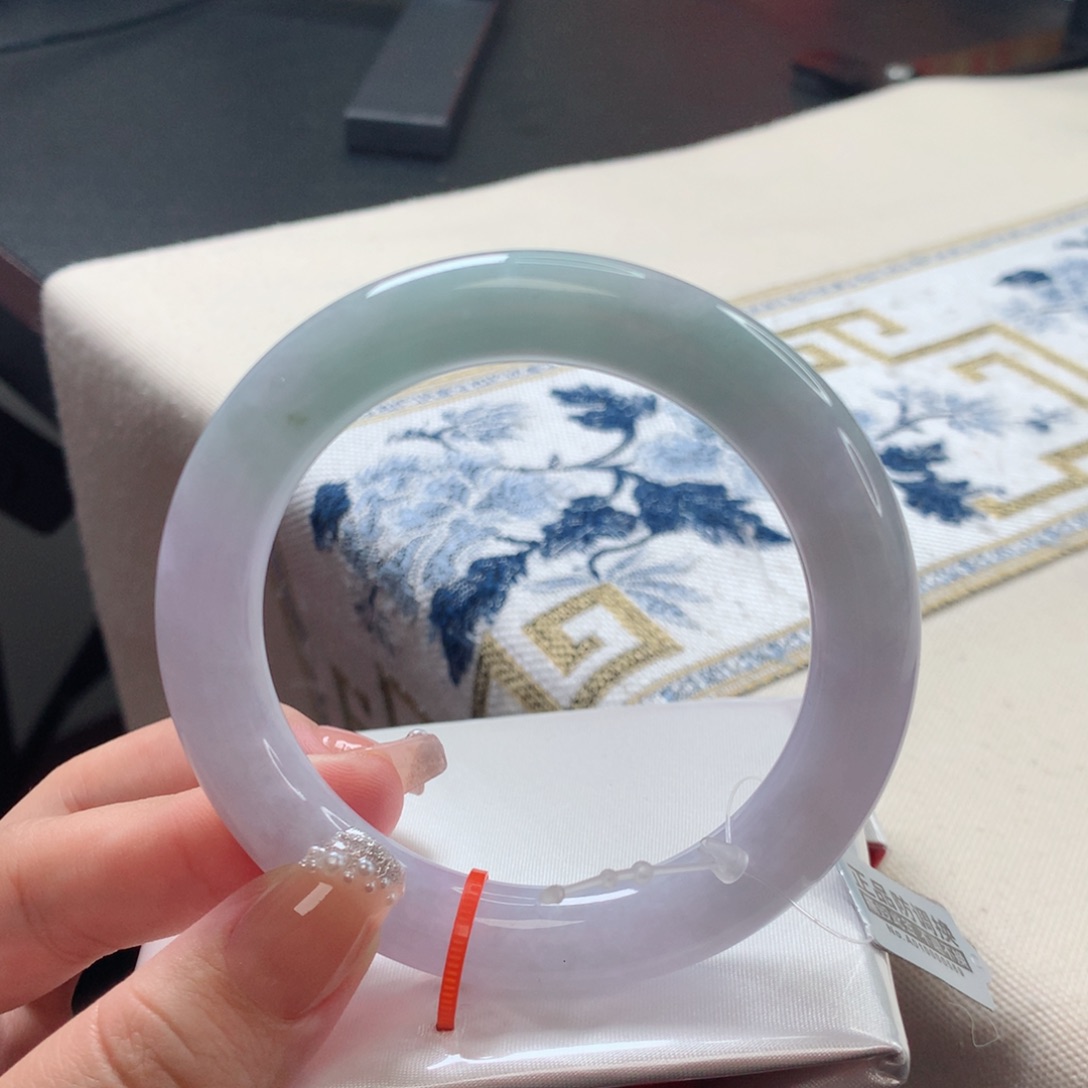 翡翠手镯未镶嵌56.3圈口春带彩